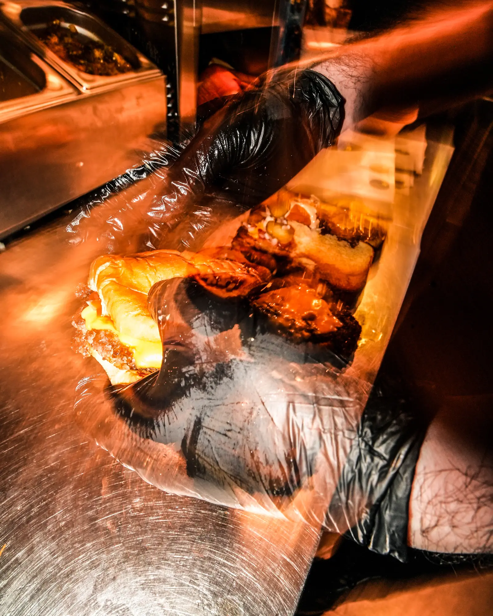 Burger wird in der Küche eingewickelt